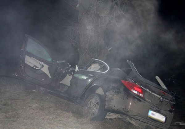 Opel rozbi si na drzewie, 4 rannych